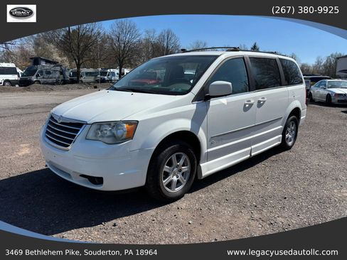 Used 2010 Chrysler Town & Country Touring image 12