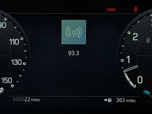 New 2026 Land Rover Defender 130 X-Dynamic SE image 10
