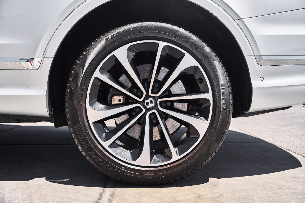 Used 2021 Bentley Bentayga AWD/4WD image 18