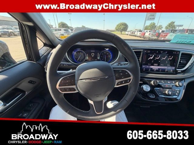 New 2027 Chrysler Pacifica Select FWD image 17