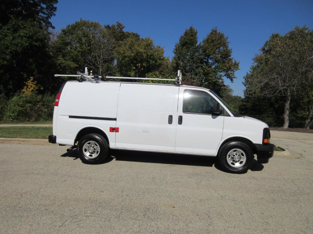 Used 2017 Chevrolet Express 2500 RWD image 5