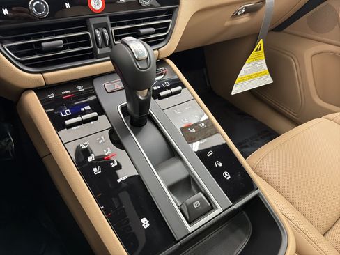 Used 2026 Porsche Macan AWD/4WD image 15