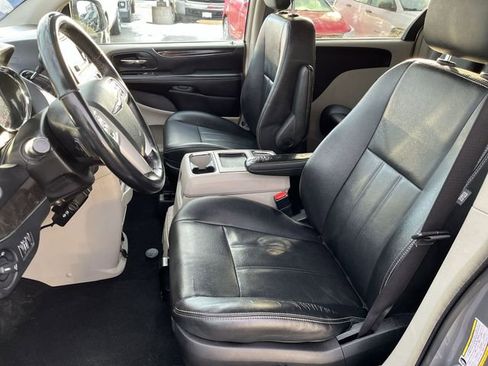 Used 2016 Chrysler Town & Country Touring image 15