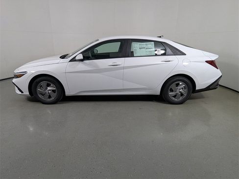 New 2025 Hyundai Elantra SE image 4