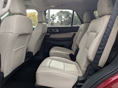 Used 2019 Ford Explorer Platinum image 22