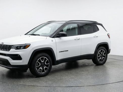 Used 2025 Jeep Compass Trailhawk AWD/4WD image 3
