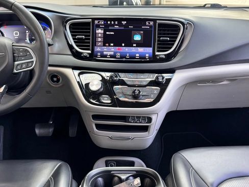 Used 2023 Chrysler Pacifica Touring-L FWD image 3