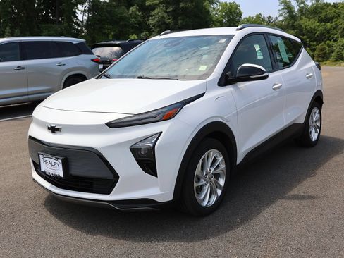 Used 2023 Chevrolet Bolt EUV LT w/ Comfort Package FWD image 3