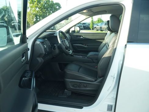 Used 2025 Nissan Pathfinder SL AWD/4WD image 12