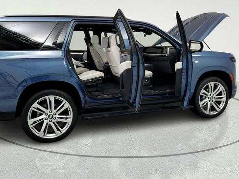 Certified 2026 Cadillac Escalade Platinum Sport w/ LPO, Floor Liner Package AWD/4WD image 13