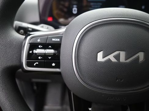 Used 2025 Kia Sorento LX FWD image 15