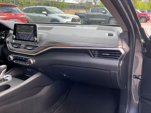 Used 2025 Nissan Altima 2.5 SV image 18