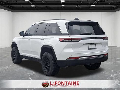 Used 2025 Jeep Grand Cherokee Laredo X w/ Luxury Tech Group I AWD/4WD image 3