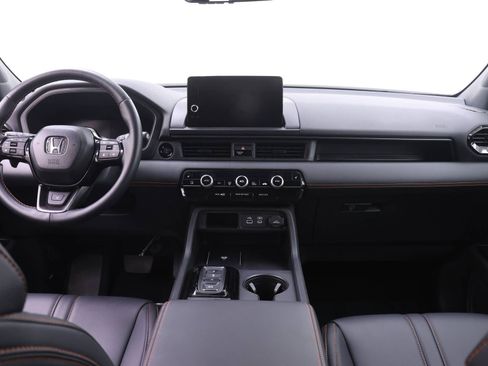 Certified 2025 Honda Pilot TrailSport image 5