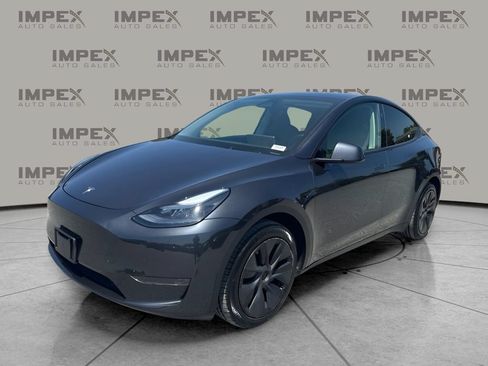 Used 2024 Tesla Model Y Long Range RWD image 1