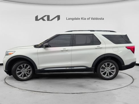 Used 2023 Ford Explorer XLT w/ Equipment Group 202A AWD/4WD image 10