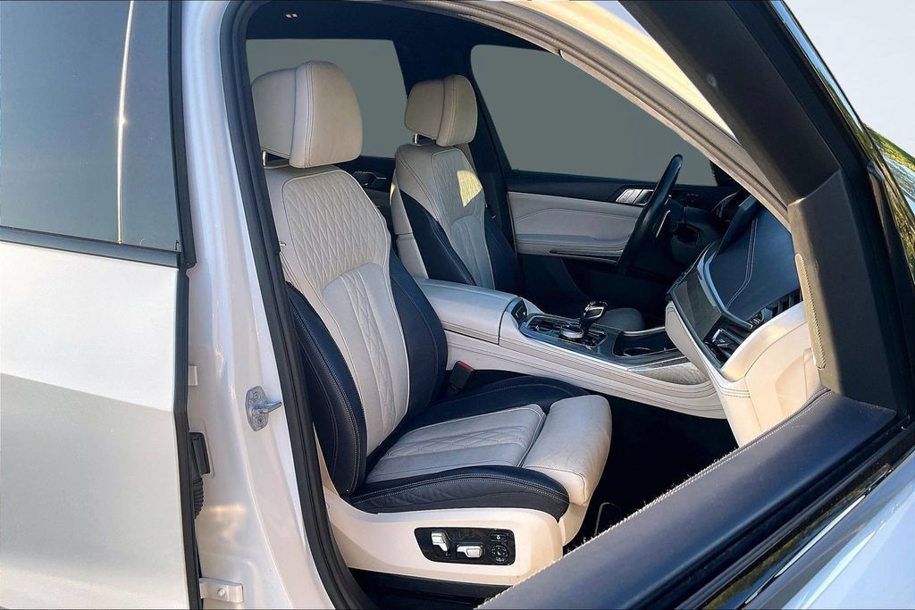 Used 2021 BMW X7 M50i AWD/4WD image 30
