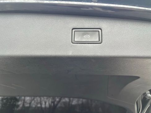 Certified 2022 Volkswagen Tiguan SE R-Line image 19