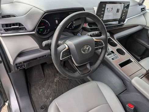 Used 2022 Toyota Sienna XLE AWD/4WD image 2
