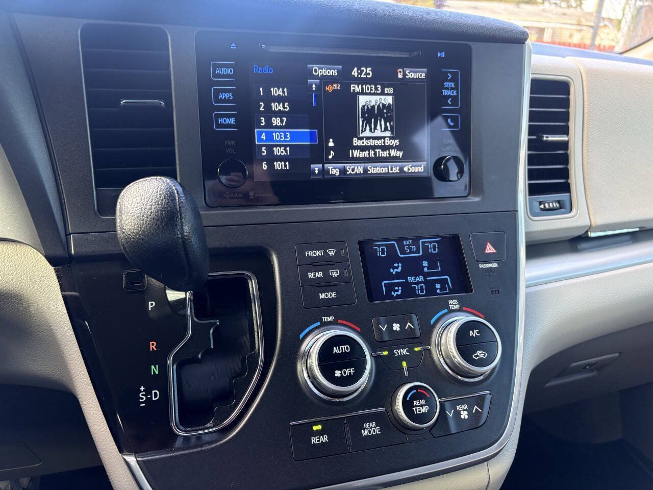 Used 2015 Toyota Sienna LE FWD image 26
