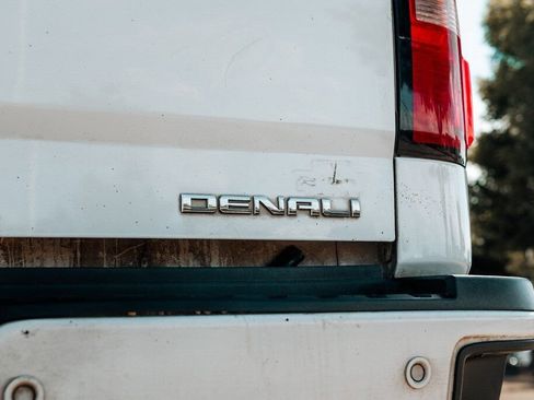 Used 2018 GMC Sierra 2500 Denali w/ Duramax Plus Package AWD/4WD image 17