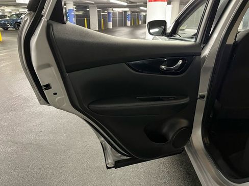 Used 2020 Nissan Rogue Sport SV image 17