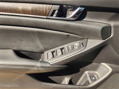 Used 2019 Honda Accord EX image 17