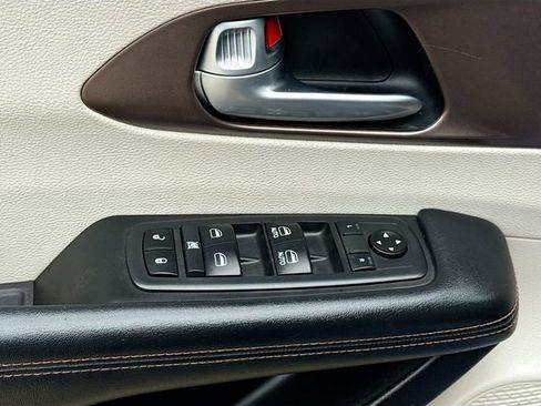 Used 2018 Chrysler Pacifica L image 18