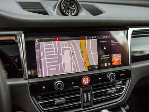 Certified 2026 Porsche Macan AWD/4WD image 22