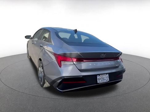 Used 2025 Hyundai Elantra Limited image 11