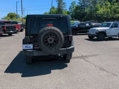 Used 2017 Jeep Wrangler Unlimited Sport w/ Connectivity Group AWD/4WD image 7