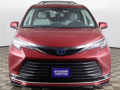 Used 2023 Toyota Sienna XLE image 12