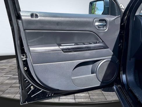 Used 2016 Jeep Patriot Latitude AWD/4WD image 21