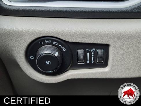 Used 2023 Chrysler Pacifica Touring-L FWD image 28