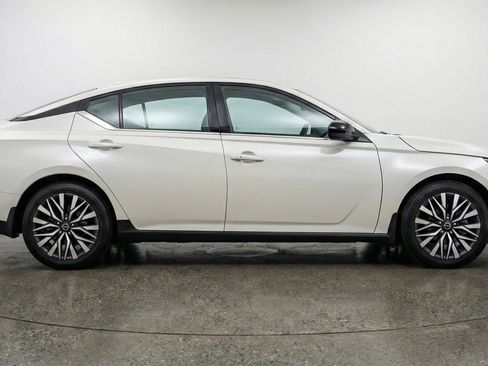 Used 2025 Nissan Altima 2.5 SV image 11