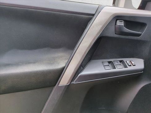 Used 2016 Toyota RAV4 LE image 10