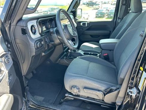 Used 2025 Jeep Wrangler Sahara image 6
