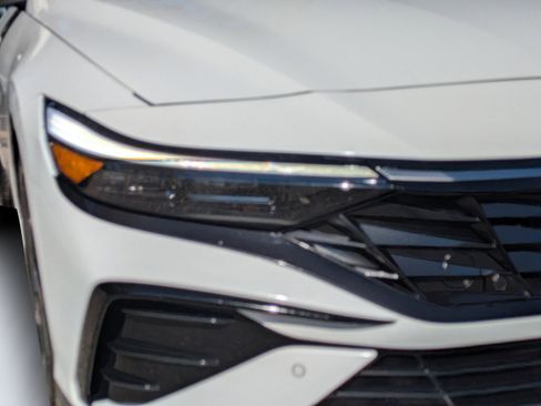 Certified 2024 Hyundai Elantra Limited image 9