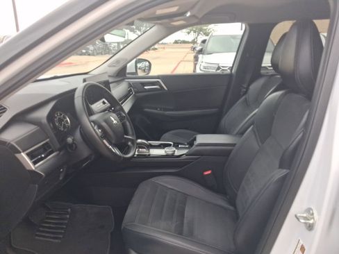 Used 2025 Mitsubishi Outlander SE FWD image 4