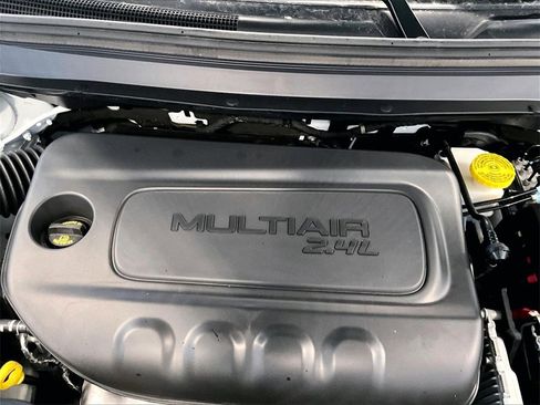 Used 2023 Jeep Cherokee Altitude Lux image 32