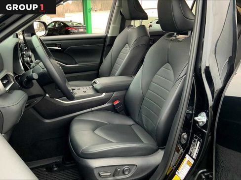 Used 2021 Toyota Highlander XLE AWD/4WD image 9
