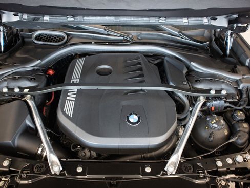 Used 2025 BMW 740i w/ Premium Package RWD image 3