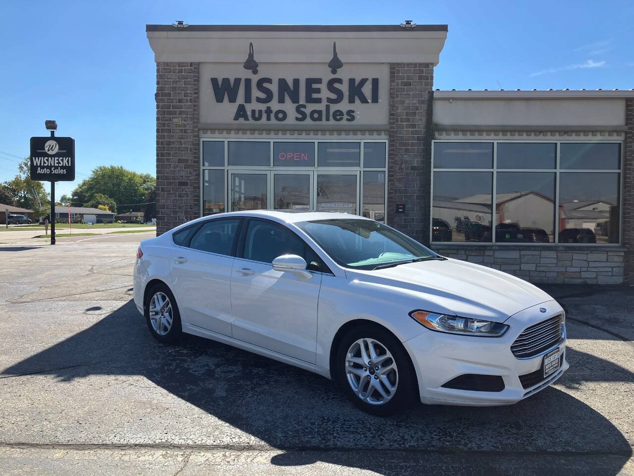 Used 2015 Ford Fusion SE FWD image 1