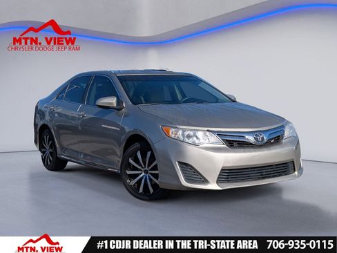 Used 2014 Toyota Camry LE FWD image 2