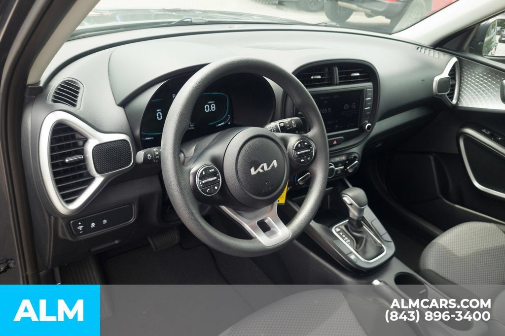 Used 2025 Kia Soul LX w/ LX Technology Package FWD image 14