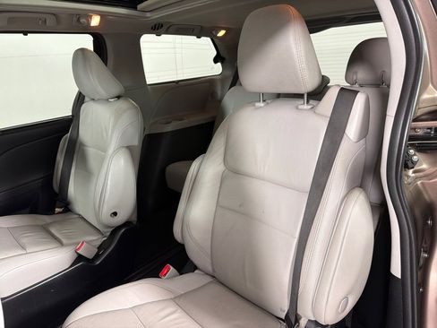 Used 2019 Toyota Sienna Limited FWD image 19