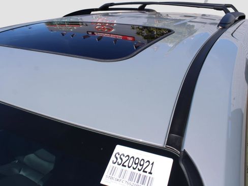 Certified 2025 Toyota Sienna XLE Woodland Edition image 11