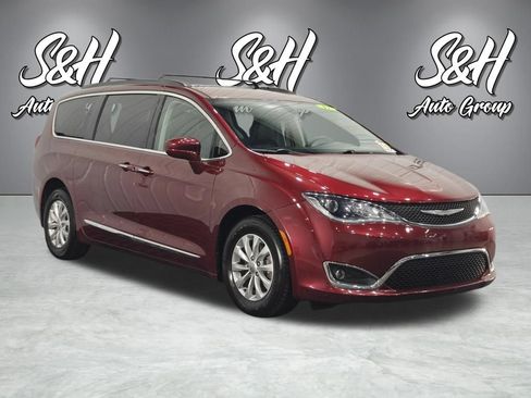 Used 2017 Chrysler Pacifica Touring-L FWD image 2