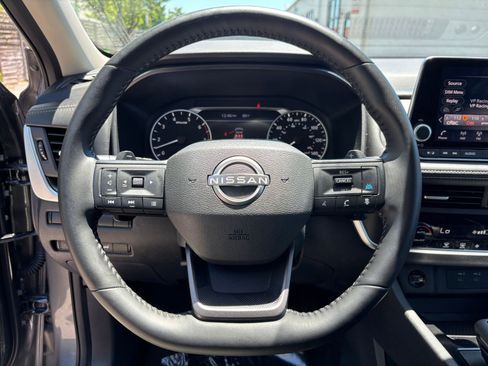 Used 2025 Nissan Rogue SV FWD image 31