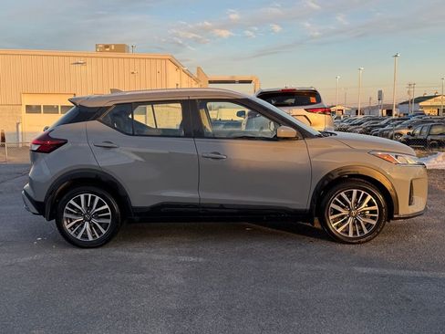 Used 2022 Nissan Kicks SV image 4